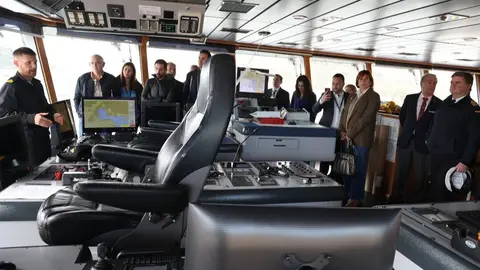 Visita al buque 'Cartagena' en la que se han explicado algunas necesidades tecnol&oacute;gicas. (UPCT)