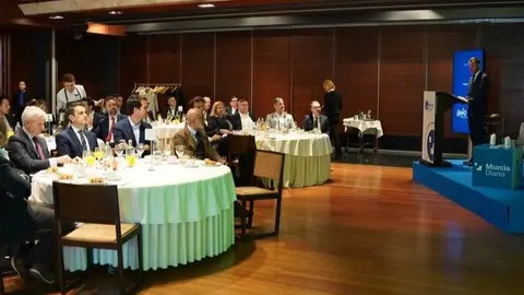 Imagen de Carlos San Mart&iacute;n durante su ponencia en los Desayunos MD con algunos de los asistentes en las mesas. (Ra&uacute;l Alc&aacute;ntara)