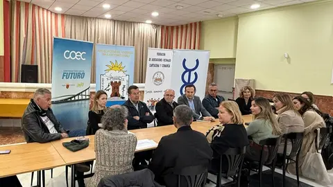 Empresarios, vecinos e instituciones de formaci&oacute;n y empleo se reunieron el martes por primera vez en una mesa de trabajo organizada por COEC y la Federaci&oacute;n de Asociaciones de Vecinos, Consumidores y Usuarios de Cartagena y Comarca. (COEC)