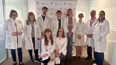 Equipo m&eacute;dico del Hospital Ribera Virgen de la Caridad junto a los estudiantes. (Ribera Salud)