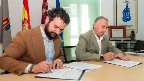 Un momento de la firma del acuerdo de colaboraci&oacute;n. (Imagen Ayto.La Uni&oacute;n)