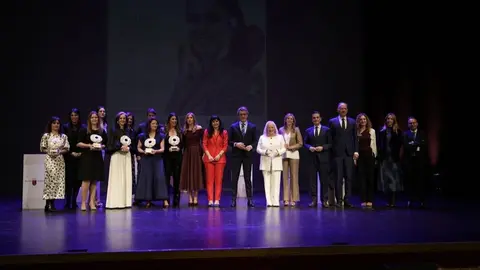 Foto de familia con todas las premiadas. (OMEP)