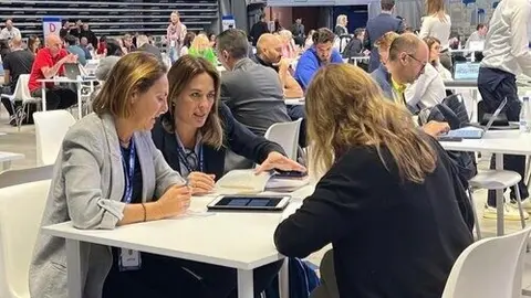Una de las reuniones de la delegaci&oacute;n regional en el Workshop Sports & Events Europe de M&aacute;laga. (CARM)