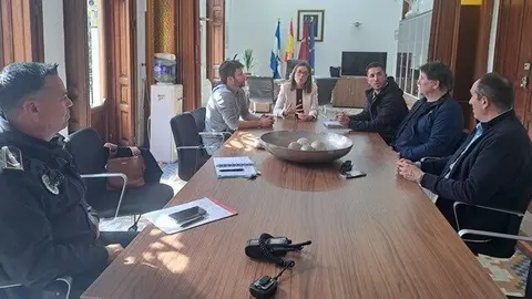 Un momento de la reuni&oacute;n entre Hoste&aacute;guilas y el ayuntamiento. (Hoste&aacute;guilas)