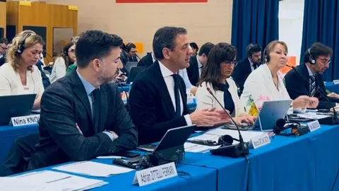 El consejero de Presidencia, Marcos Ortu&ntilde;o, interviene en la sesi&oacute;n de la CRPM, acompa&ntilde;ado por la secretaria general de la consejer&iacute;a, Mar&iacute;a Caballero, y el director general de Uni&oacute;n Europea, Adri&aacute;n Zittelli. (CARM)