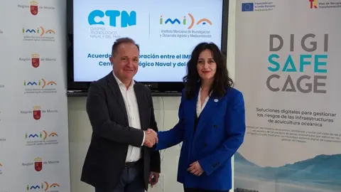 El director del Imida, Andr&eacute;s Mart&iacute;nez, durante la firma del acuerdo con la&nbsp;directora del CTN, Noelia Ortega. (CARM)