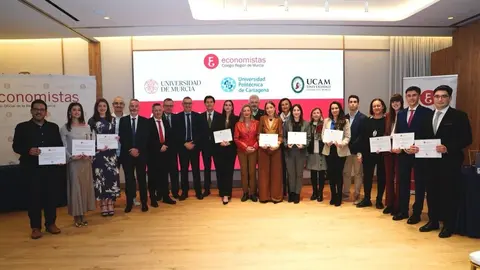 Foto de familia con los premiados. (Fidedigno)