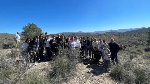 Imagen de la rehabilitaci&oacute;n junto a los escolares e instituciones asistentes, entre quienes se encuentran el consejero de Medio Ambiente, Juan Mar&iacute;a V&aacute;zquez, y la alcaldesa de Fortuna, Catalina Herrero. (Frecom)