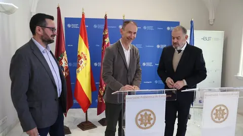 El director de la c&aacute;tedra, Victoriano Mart&iacute;nez, el rector de la UPCT, Mathieu Kessler, y el presidente del SCRATS, Lucas Jim&eacute;nez, firman la renovaci&oacute;n de la c&aacute;tedra. (UPCT)