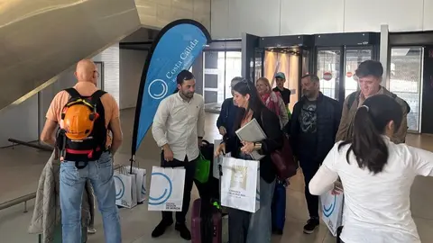 Llegada de los primeros viajeros al Aeropuerto de la Regi&oacute;n de Murcia en el vuelo procedente de Tenerife Norte. (CARM)