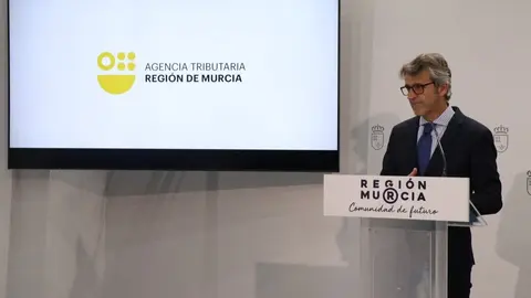 Un momento de la comparecencia del consejero de Hacienda para exponer las novedades de la campa&ntilde;a de la Renta 2024. (CARM)