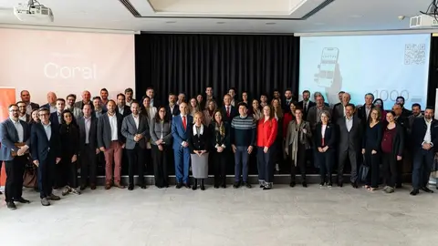 Foto de familia al conlcuir el acto de presentaci&oacute;n de Coral. (UCAM)