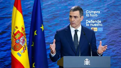 El presidente del Gobierno, Pedro S&aacute;nchez, durante su comparecencia tras la reuni&oacute;n que ha mantenido con los representantes del tejido productivo espa&ntilde;ol para abordar la respuesta a la amenaza arancelaria de Estados Unidos. (La Moncloa)