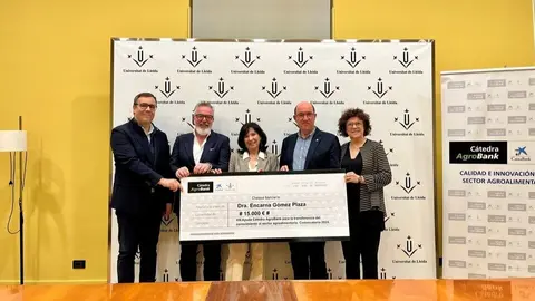 Los ganadores, junto a representantes de la Univesitat de Lleida y AgroBank, durante el acto de entrega del premio. (CaixaBank)