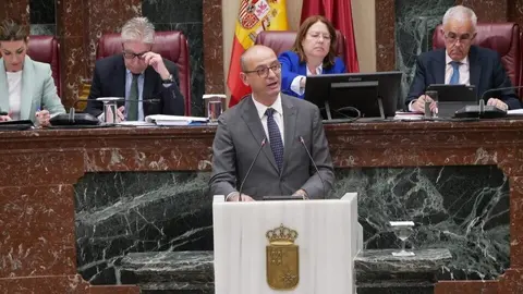 El consejero de Educaci&oacute;n y Formaci&oacute;n Profesional, V&iacute;ctor Mar&iacute;n, durante su intervenci&oacute;n en la Asamblea para presentar el programa de investigaci&oacute;n Prometeo.&nbsp;(CARM)