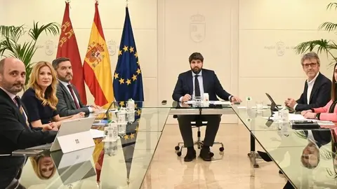 El presidente de la Comunidad, Fernando L&oacute;pez Miras, durante la reuni&oacute;n con el presidente de CROEM, Miguel L&oacute;pez Abad, para analizar el nuevo escenario comercial internacional y abordar nuevas medidas que ser&aacute;n remitidas al &lsquo;Comit&eacute; Aranceles&rsquo; de la Regi&oacute;n de Murcia. (CARM)