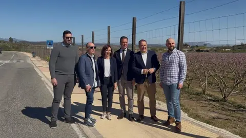 El consejero de Presidencia, Portavoc&iacute;a, Acci&oacute;n Exterior y Emergencias, Marcos Ortu&ntilde;o, junto con la alcaldesa de Bullas, Mar&iacute;a Dolores Mu&ntilde;oz; el director general de Administraci&oacute;n Local, Francisco Abril, y concejales del Ayuntamiento, en la avenida que se va a reformar con cargo al plan del Gobierno regional. (CARM)
