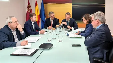 Un momento del encuentro entre el secretario general del CSN, Pablo Mart&iacute;n, y el consejero de Medio Ambiente de la Comunidad, Juan Mar&iacute;a V&aacute;zquez. (Consejo de Seguridad Nuclear/Web)