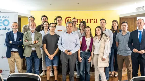Imagen de familia con los estudiantes participantes en el segundo CEO University. (Ra&uacute;l Alc&aacute;ntara)