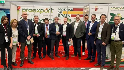 Foto de familia durante la celebraci&oacute;n de la feria. (Proexport)