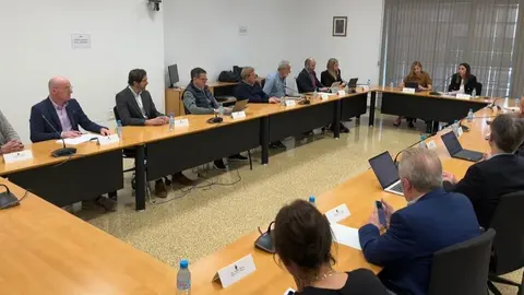 Las consejeras Sara Rubira y Marisa L&oacute;pez Arag&oacute;n durante la reuni&oacute;n con representantes del sector agroalimentario afectados por los aranceles de EEUU. (CARM)