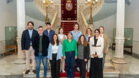 La alcaldesa, Noelia Arroyo, con los j&oacute;venes del programa Mi Primer Empleo. (Ayuntamiento de Cartagena)