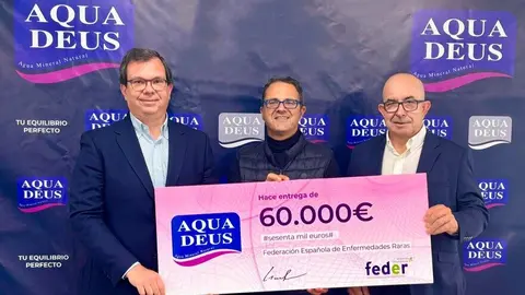 Adri&aacute;n Perez, director general de Aquadeus, Juan Carri&oacute;n, presidente de FEDER, y Juli&aacute;n Garre, director comercial de Aquadeus. (Grupo Fuertes)