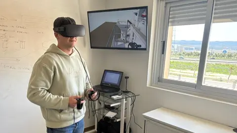 Jos&eacute; Antonio Gamb&iacute;n, ingeniero por la UPCT, trabajando en el proyecto con unas gafas de realidad virtual. (UPCT)