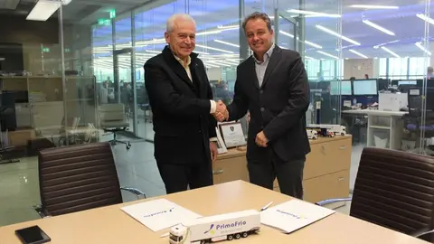 Jos&eacute; Esteban Conesa, presidente de Primafrio, y Emilio Alzamora, director de SeventyTwo Motorsports, sellan la alianza. (Primafrio)