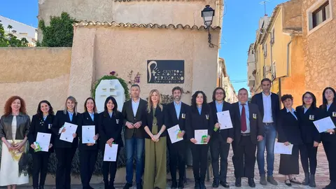 La consejera de Empresa, Empleo y Econom&iacute;a Social, Marisa L&oacute;pez Arag&oacute;n, y el alcalde de Caravaca de la Cruz, Jos&eacute; Francisco Garc&iacute;a, junto con los alumnos a los que hoy se les han entregado los diplomas acreditativos de haber participado en el Programa Mixto de Empleo y Formaci&oacute;n en el sector tur&iacute;stico. (CARM)