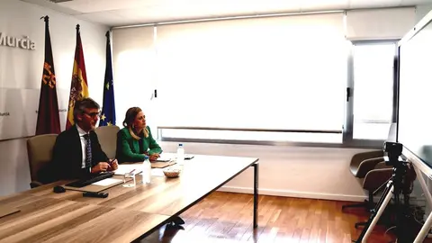El consejero de Hacienda, Luis Alberto Mar&iacute;n, y la directora del Icref, Ana Mar&iacute;a L&oacute;pez, durante la celebraci&oacute;n del consejo de administraci&oacute;n de este organismo. (CARM)