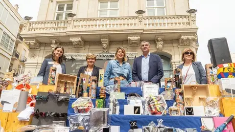 La alcaldesa durante las actividades en comercios por el D&iacute;a de los Cascos Hist&oacute;ricos. (Ayuntamiento de Cartagena)