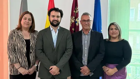 Foto de familia tras la firma de la adhesi&oacute;n. (Ayuntamiento de La Uni&oacute;n)