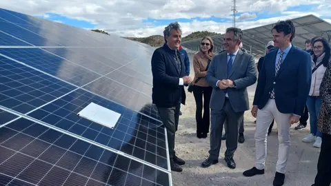 Juan Mar&iacute;a V&aacute;zquez durante el descubrimiento de la placa de una planta fotovoltaica de Anpier en Molina de Segura (2024). (CARM)