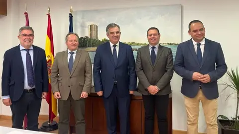 Domingo Garc&iacute;a P&eacute;rez de Lema, secretario en Ecosistema de innovaci&oacute;n de la Regi&oacute;n, Antonio Ballester, presidente y representante de la FUEM; Juan Mar&iacute;a V&aacute;zquez, consejero de Investigaci&oacute;n, y Jos&eacute; Luis Munuera, director de EMURI, y Antonio Caballero, director general de Universidades e Investigaci&oacute;n. (Portavoz)