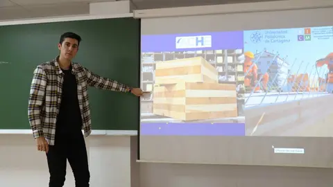 Mart&iacute;n Gato en un aula con la proyecci&oacute;n del dise&ntilde;o de un edificio con estructura de paneles contralaminados. (UPCT)