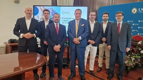 Imagen de familia durante la jornada &lsquo;Log&iacute;stica y empresa: oportunidades de futuro&rsquo; en la UCAM. (UCAM)