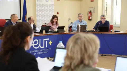 El gerente de la UPCT, Pepe Manzanares, presentando en el Consejo de Gobierno el protocolo ante emergencias. (UPCT)