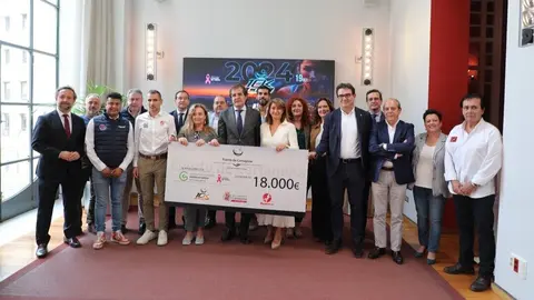Entrega del cheque con lo recaudado en la Carrera 10K Puerto de Cartagena a la Asociaci&oacute;n del C&aacute;ncer de Mama. (Puerto de Cartagena)