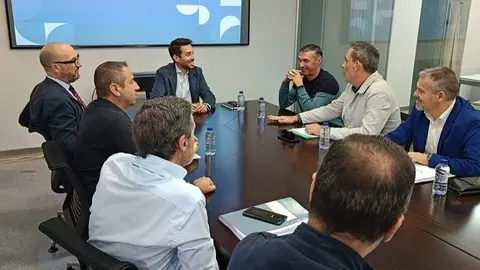 El secretario general de la consejer&iacute;a de Fomento, Jos&eacute; Francisco Lajara, y el director general de Movilidad y Transporte, Jos&eacute; Antonio Verd&uacute;, durante una reuni&oacute;n con representantes del sector del taxi de Murcia y Cartagena y del ayuntamiento de Murcia. (CARM)