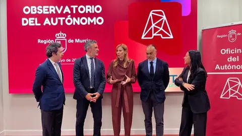La consejera de Empleo, Marisa L&oacute;pez Arag&oacute;n, junto con el secretario general de ATA, Jos&eacute; Luis Perea, durante la presentaci&oacute;n del Observatorio del Aut&oacute;nomo. (CARM)