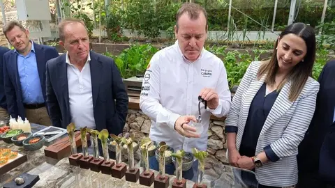 La consejera Sara Rubira junto al chef Pablo Gonz&aacute;lez Conejero en el Living Lab del restaurante La Caba&ntilde;a. (CARM)
