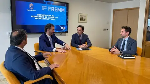 El consejero de Fomento e Infraestructuras, Jorge Garc&iacute;a Montoro, en el encuentro con el presidente y secretario general de la Federaci&oacute;n Regional de Empresarios del Metal de Murcia (FREMM). (CARM)
