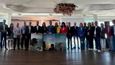La consejera de Turismo, Carmen Conesa, el alcalde de San Javier, y representantes del sector tur&iacute;stico, en la presentaci&oacute;n de la campa&ntilde;a tur&iacute;stica de verano 2025, que lleva por lema &lsquo;Felicidad de la buena'. (CARM)
