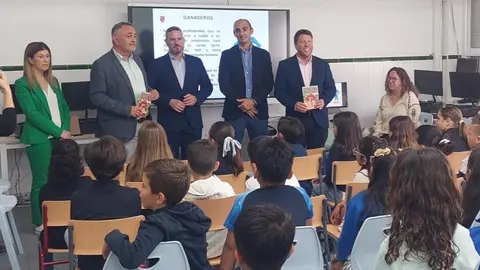 El&nbsp;director general de Producci&oacute;n Ganadera, Juan Pedro Vera,&nbsp;y el director general de Centros Educativos e Infraestructuras, Luis Eduardo G&oacute;mez Esp&iacute;n, en el CEIP Alfonso X de Lorca donde se ha presentado el 'c&oacute;mic ganadero'. (CARM)