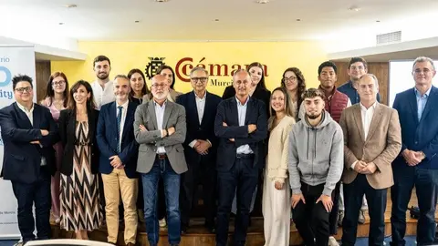 Foto de familia tras el CEO University de Murcia Diario con Tom&aacute;s Fuertes. (Ra&uacute;l Alc&aacute;ntara)