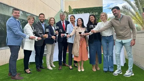 La consejera de Turismo, Carmen Conesa, con los representantes de los municipios y Denominaciones de Origen vin&iacute;colas de Bullas, Jumilla y Yecla y el experto Llu&iacute;s Tolosa. (CARM)