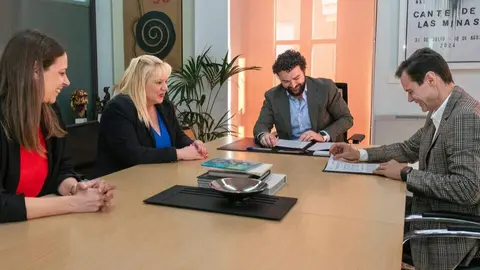 El alcalde de La Uni&oacute;n y presidente de la Fundaci&oacute;n Cante de las Minas, Joaqu&iacute;n Zapata, y el director del centro industrial de Repsol en Cartagena, Antonio Mestre, firman el convenio de colaboraci&oacute;n. (Ayuntamiento de La Uni&oacute;n)