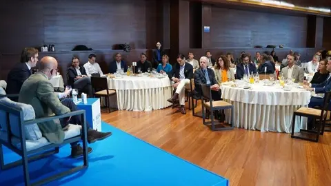 Un momento del turno de preguntas del decimotercer Desayuno Murcia Diario. (Ra&uacute;l Alc&aacute;ntara)