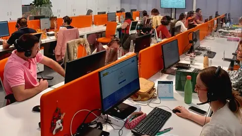 Personal de la Agencia Tributaria atiende las llamadas telef&oacute;nicas de los contribuyentes. (CARM)